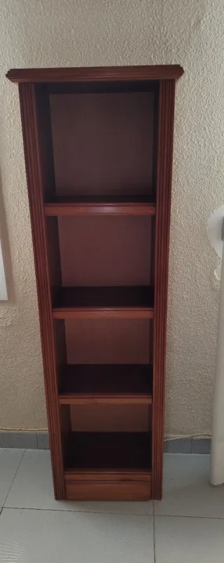 Elegante estantería de madera 130x40x23