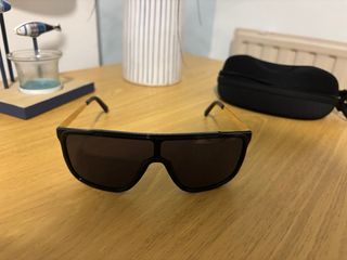 Gafas de sol Guess negras y doradas