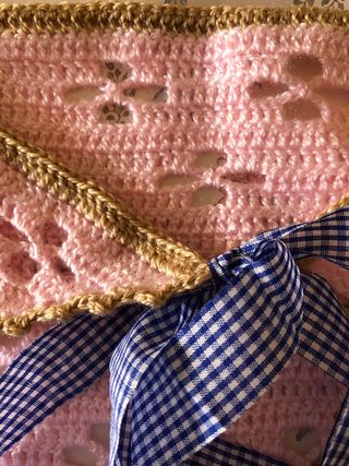 Bandana rosa de ganchillo con cinta