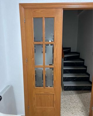 Puerta de madera con cristal