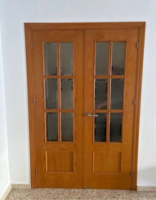 Puerta de madera con cristal