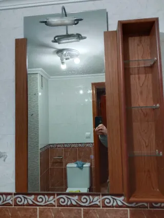 Specchio da bagno in legno e vetro