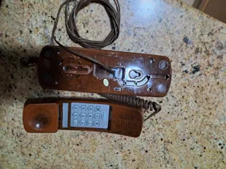 Teléfono retro marrón