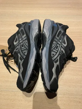 Zapatillas Asics Negras y Grises