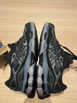 Zapatillas Asics Negras y Grises