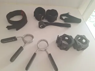 Rack de gimnasio con banco y barra