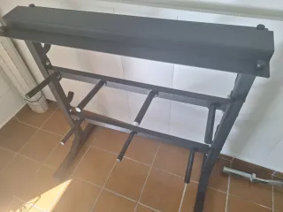 Rack de gimnasio con banco y barra
