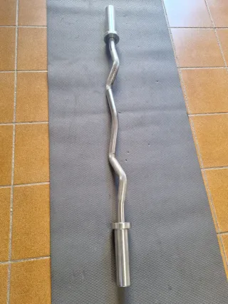 Rack de gimnasio con banco y barra