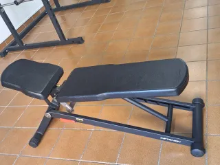 Rack de gimnasio con banco y barra