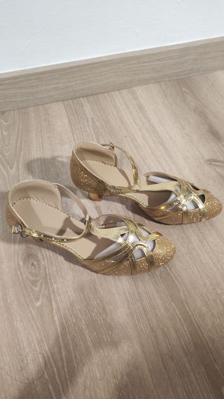 Zapatos de baile dorados con purpurina