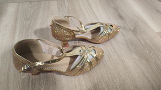 Zapatos de baile dorados con purpurina