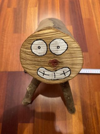 Tió de Nadal de madera decorado. Falta la nariz.