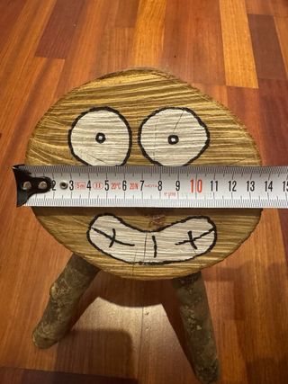 Tió de Nadal de madera decorado. Falta la nariz.