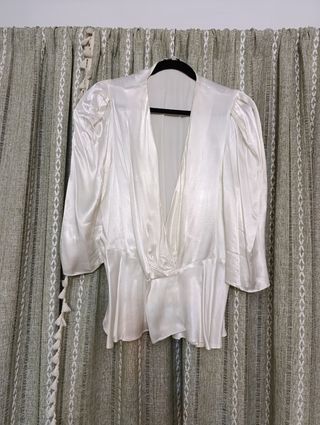 Blusa Satín Blanca-Péplum Manga Francesa