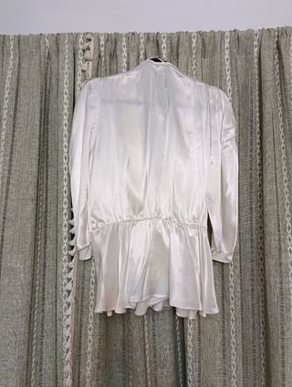 Blusa Satín Blanca-Péplum Manga Francesa