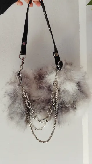 Borsa pelo grigia con catene