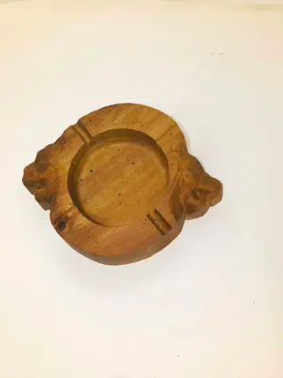 Posacenere in legno antico con due teste