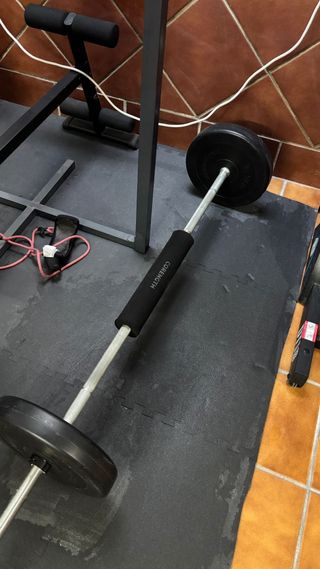 Barra de pesas con discos y agarre