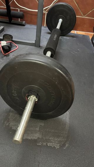 Barra de pesas con discos y agarre