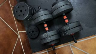 Barra de pesas con discos y agarre