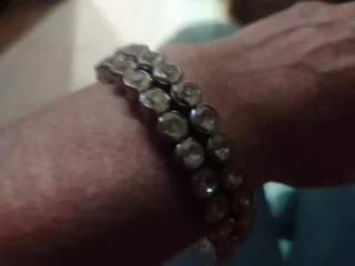 Pulsera de bisutería con pedrería