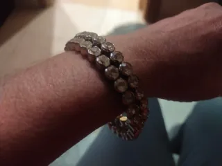 Pulsera de bisutería con pedrería
