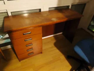 Escritorio de madera con cajones