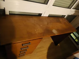 Escritorio de madera con cajones