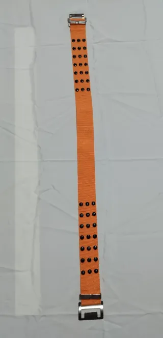Cinturón naranja con tachuelas