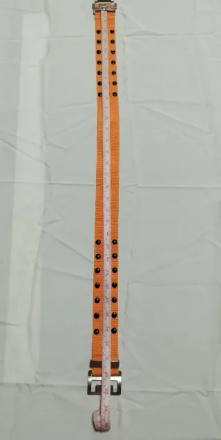 Cinturón naranja con tachuelas