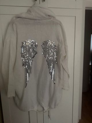 Chaqueta blanca con detalles plateados