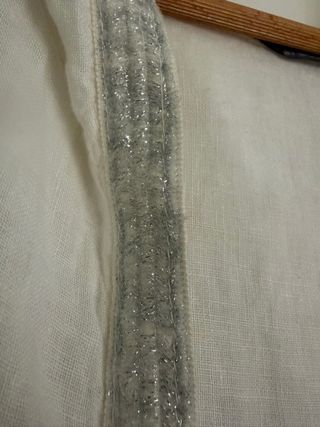 Chaqueta blanca con detalles plateados
