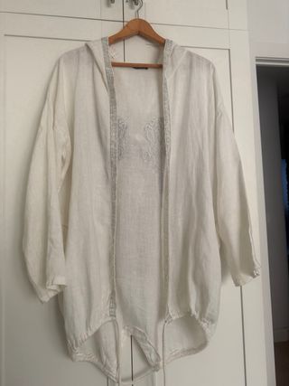 Chaqueta blanca con detalles plateados