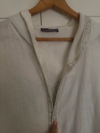 Chaqueta blanca con detalles plateados