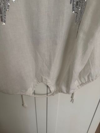 Chaqueta blanca con detalles plateados
