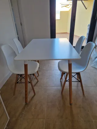 Mesa de comedor y 4 sillas de madera