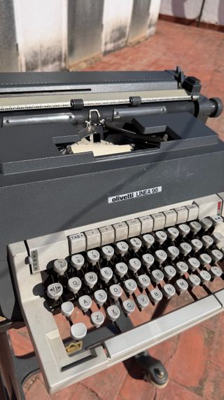 Máquina escribir Olivetti Linea 98 + mesa