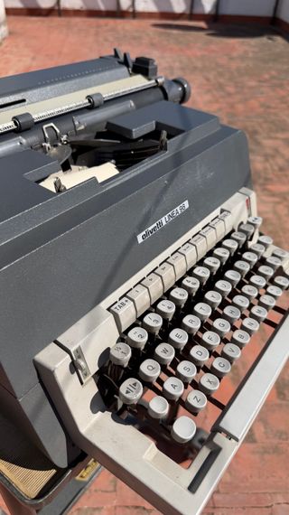Máquina escribir Olivetti Linea 98 + mesa