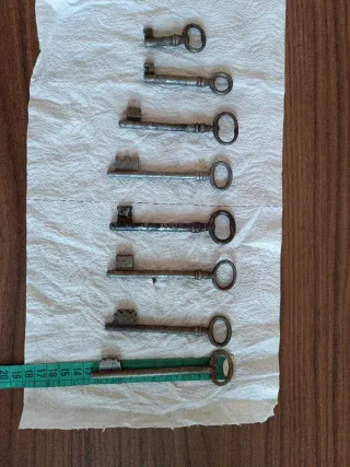 8 llaves antiguas de metal