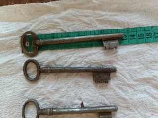 8 llaves antiguas de metal