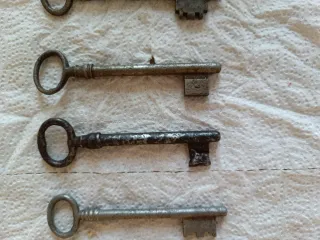 8 llaves antiguas de metal