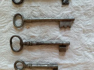 8 llaves antiguas de metal