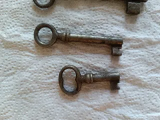 8 llaves antiguas de metal