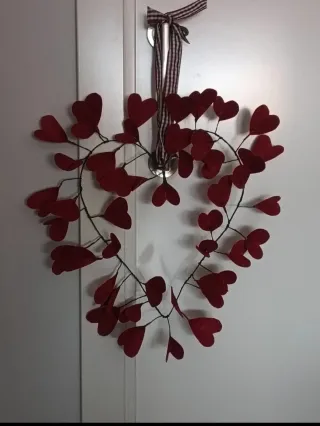 Corona decorativa de corazones