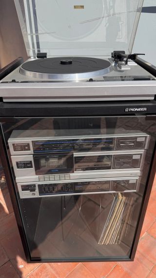 Equipo de música Pioneer con tocadiscos y mueble
