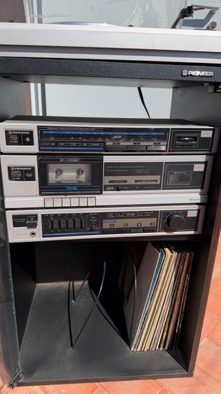Equipo de música Pioneer con tocadiscos y mueble