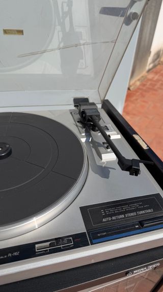 Equipo de música Pioneer con tocadiscos y mueble