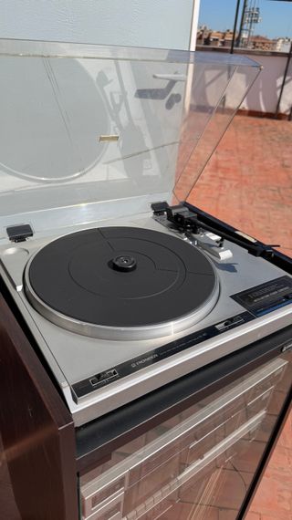 Equipo de música Pioneer con tocadiscos y mueble
