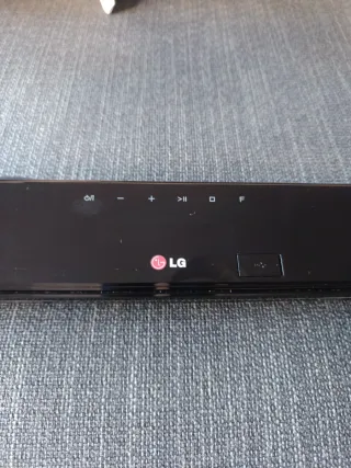 Barra de Sonido LG Negra con mando a distancia