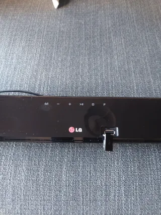 Barra de Sonido LG Negra con mando a distancia